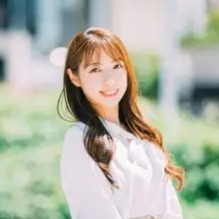 仙台結婚相談所からのアドバイス　お仕事中ののストレートは知的でクール 巻き髪は柔らかな隙を感じさせます。