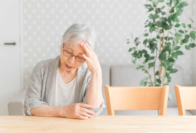 気になっているのに問い合わせできない方へ｜60代・70代のシニア婚活でよくある不安とは