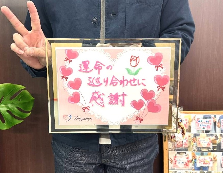 彼女の誕生日のサプライズプロポーズは大成功(*^^)v ハピネス福岡店の男性会員さまが満面の笑顔を見せてご成婚手続きにご来店されました✨