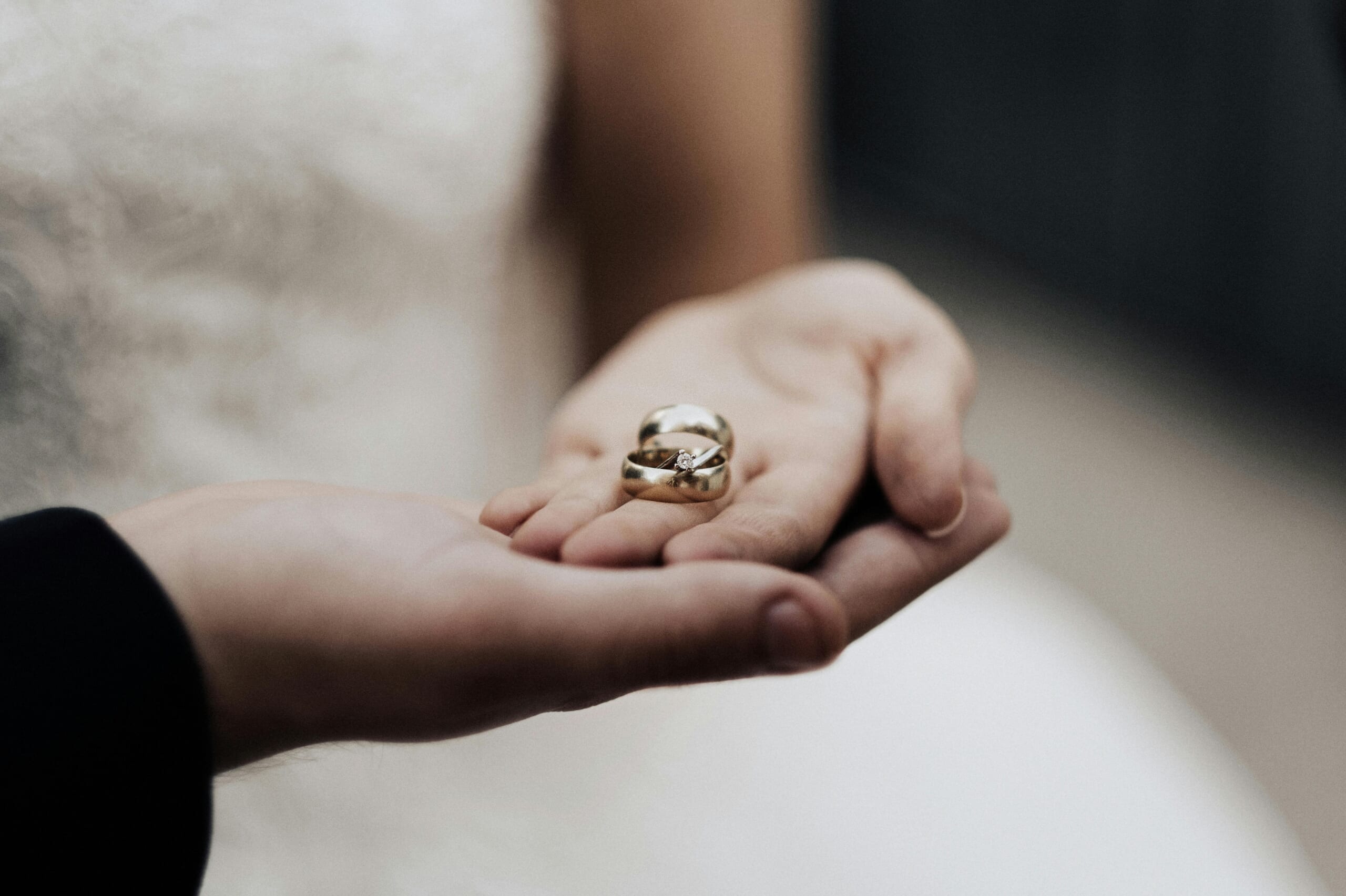 結婚は愛で選ぶべき？それとも条件で選ぶべき？婚活で後悔しないための考え方