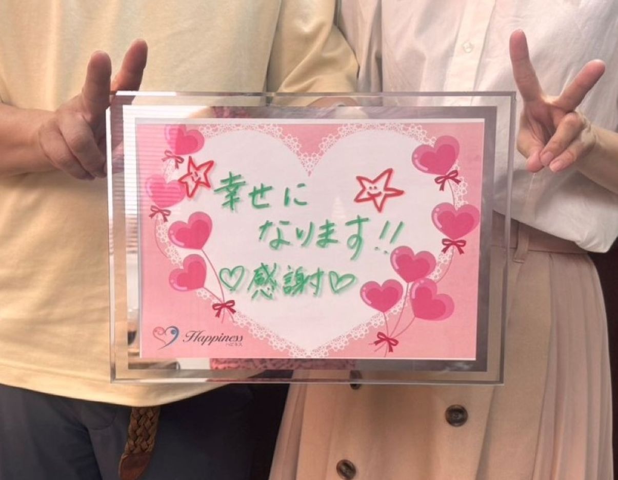 私たち幸せになります💕 とってもお似合いでとっても素敵なお二人が仲良くハピネス福岡店にご成婚手続きにご来店されました(^^♪